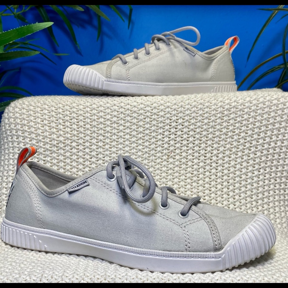 Palladium brand new never worn size 7 lace up shoe